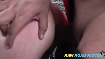 Brute musclée britannique ramassée pour du bareback cru en plein air