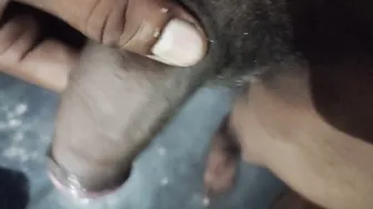 Urso indiano masturba seu pau grande e engole gozo no banheiro solo