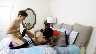 O jovem leva uma creampie bareback após anal intenso
