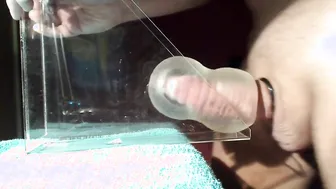 Papá maduro se masturba la polla grande con un fleshlight y dispara...