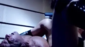 Roger domina a dos deportistas musculosos atados en el ring de lucha