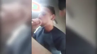 素人小鲜肉车内口交吞精