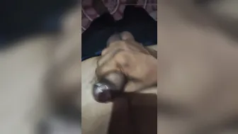 فيمبوي هندي ممحون يستمني ويقذف بقوة