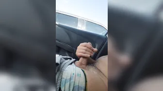Punheta pública em estacionamento com bônus de gozada