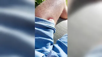 El twink delgado se frota la gran erección a través del pantalón en...
