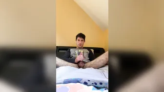 Le minet mince liam carter se branle la grosse bite sur le canapé