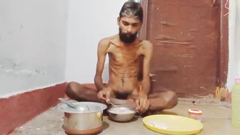 Der schlanke indische twink rajeshplayboy993 leckt essen und reizt ...