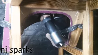 Twink atado a banco de masturbación para ordeño de polla bdsm