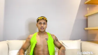 Le jeune colombien thiago kurly se br...