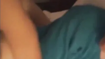 Dos amigos twink amateur follan a pelo