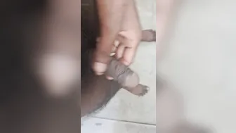 Twink desi se masturba su gran polla en la ducha