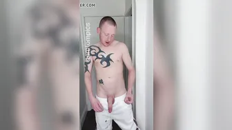 穿白色运动裤的小正太大秀巨根并自慰