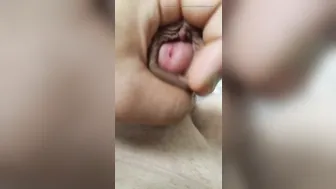 Joven delgado se masturba la polla grande hasta correrse en primer ...
