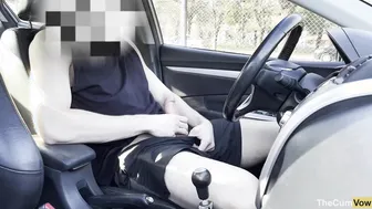 Twink flagrado se masturbando em público e gravado por estranho
