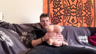Sam samuro masturba su gran polla con un juguete de masturbación aj...