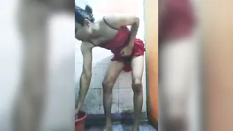 Crossdresser indiano tira a roupa no chuveiro do banheiro e exibe o...