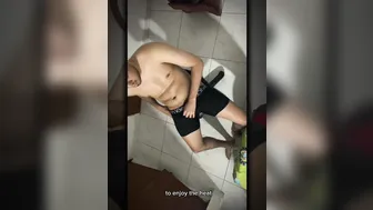 Joven delgado se masturba con su gran polla sin circuncidar y eyacu...