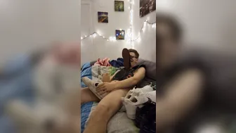 Jeune twink se branle sa bite intacte et éjacule sur des baskets