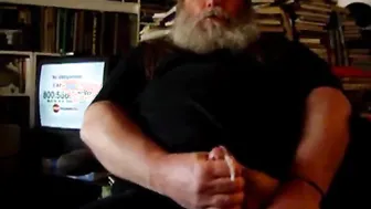 Papá oso peludo se masturba solo y se corre