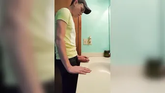 लैटिन हंक बाथरूम में अकेले अपना बड़ा लंड हिलाता है