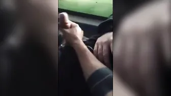 Un jovencito hace una mamada y una paja a una polla grande en el au...