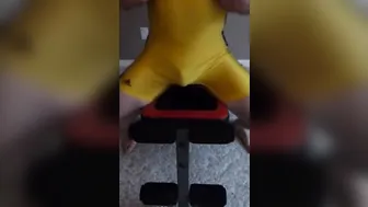 Daddy bear musculoso se masturba em singlet de luta livre