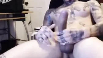 Joven latino tatuado se masturba la gran polla hasta correrse en we...