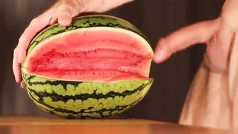 肌肉业余男自慰并在西瓜上射精