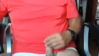 Papá maduro se masturba la polla dura en sesión amateur en solitario