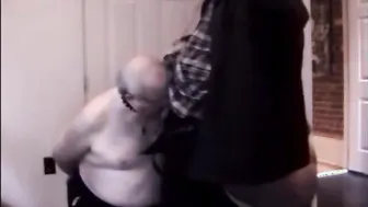 Superchub bear dominado en una sesión bdsm hardcore