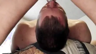 Papa fait une gorge profonde sur une grosse bite et prend une bouch...