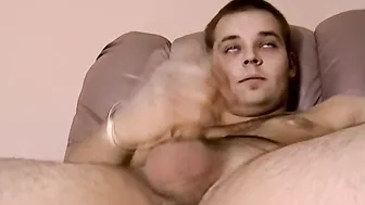شاب نحيف يستمني لوحده بقضيبه الكبير ويقذف حمولة ضخمة