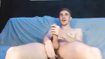 Chico amateur folla su propio culo con un consolador eléctrico