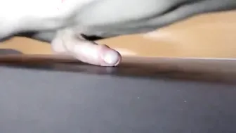 小受做俯卧撑时磨蹭射精