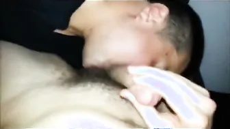 Jock blanco insemina a twink blasiano sin condón