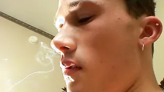 O twink braden spence fuma e enfia dedos no cu apertado sozinho