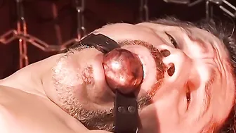 связанный мускулистый мужчина принима...