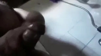 Papá turco peludo se masturba su gran polla
