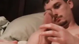 Jovem twink americano blaze recebe um boquete e se masturba até gozar