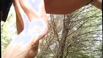 Papá oso tiene sexo anal al aire libre sin condón con un chico más ...