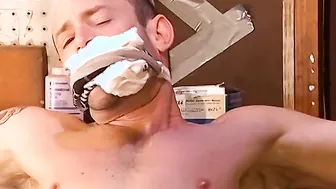 縛られた筋肉ジョックのデレク・ダ・シルヴァが鎖で繋がれたハンクをフェチプレイで支配する