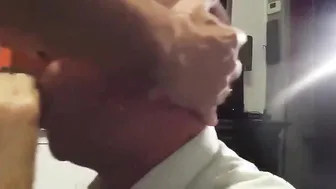 El vecino ama chupar una mamada amateur