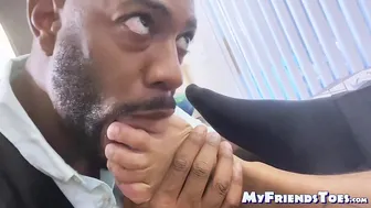留胡子的黑人老板被员工跪舔臭脚