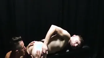 Papá musculoso jax thirio barebacka al joven tom bentley en sesión ...