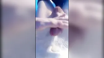 O twink amador jonny masturba seu pau duro em sessão solo