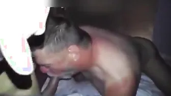 Joven amateur se coge a pelo el culo caliente de papi
