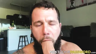 Le tatoué johnny hill chevauche un énorme gode et se branle en solo