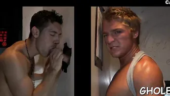 Twink chupa a un guapo a través de un gloryhole