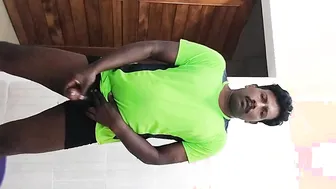 رجل منفرد يستمني زبه الكبير ويقذف على كاميرا الويب