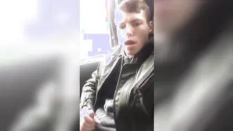 Jovem twink se masturba e goza na parte de trás de um ônibus